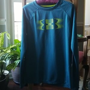 ❤❤❤ EUC Boy's Under Armour AllSeason Gear Shirt (XL)